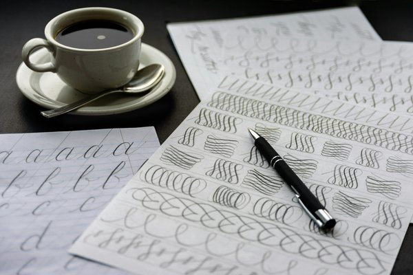 Quels sont les meilleurs moyens pour organiser une journée de découverte de la calligraphie japonaise?